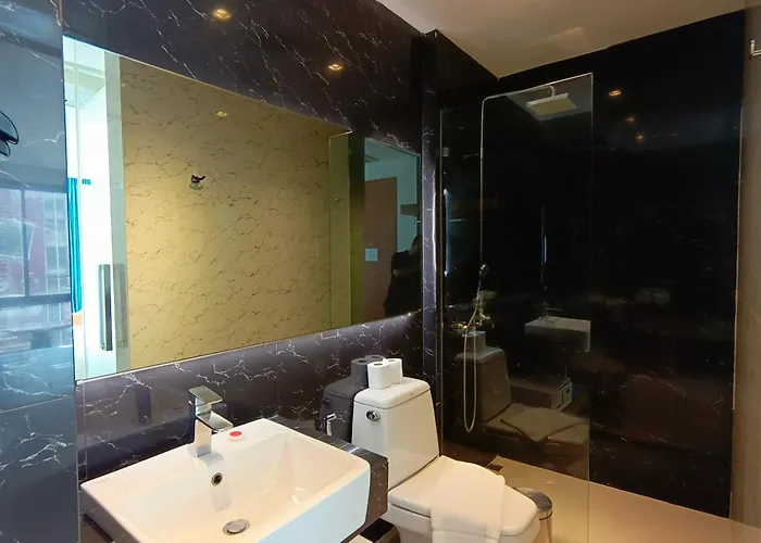 Отель Uno Express Asoke Sukhumvit 3*