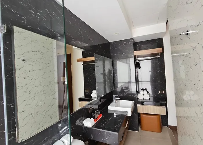 Отель Uno Express Asoke Sukhumvit 3*