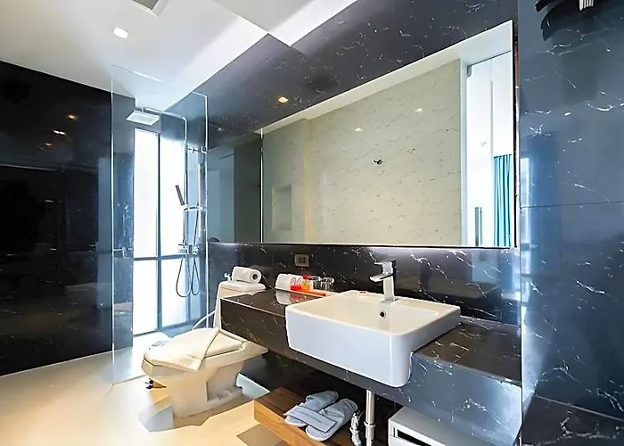 Отель Uno Express Asoke Sukhumvit 3*