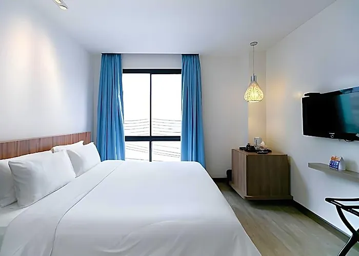 Отель Uno Express Asoke Sukhumvit 3*
