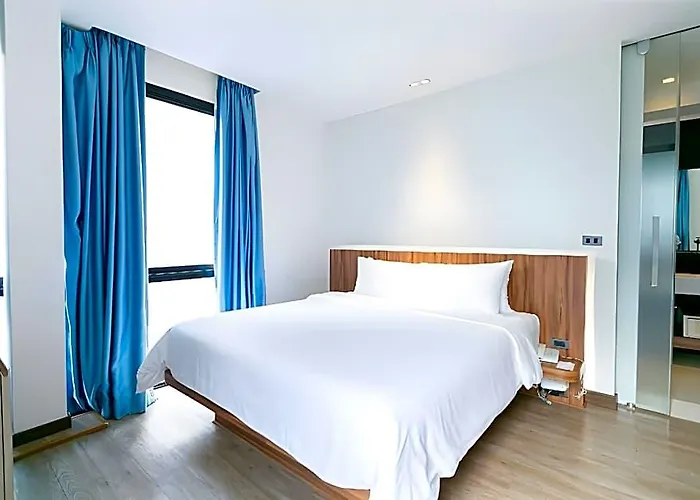 Отель Uno Express Asoke Sukhumvit 3*
