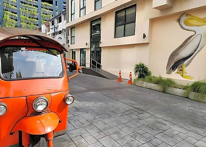 Отель Uno Express Asoke Sukhumvit 3*